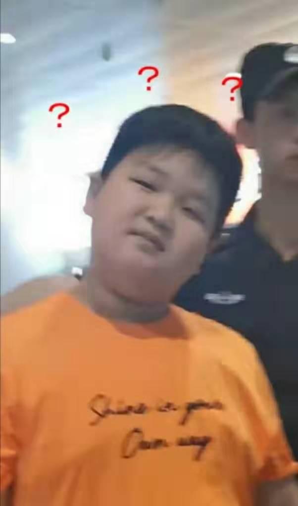 乐华少爷赵小果现身机场