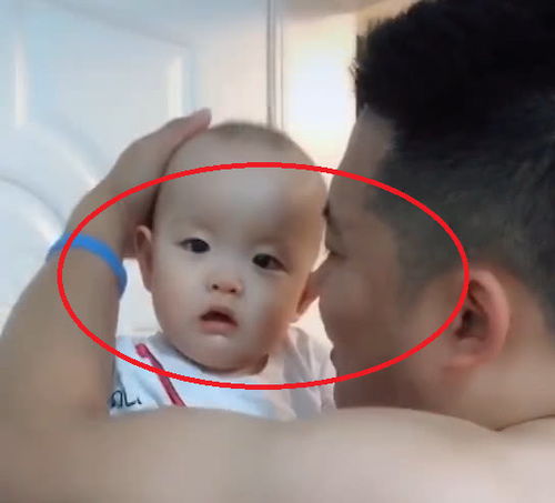 表情爸爸用手敲墙后摸宝宝头,宝宝顿时委屈大哭,网友太戏精了表情