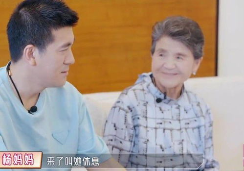 黄圣依给婆婆穿鞋,闻到脚臭味表情抢镜,难怪婆婆最疼她