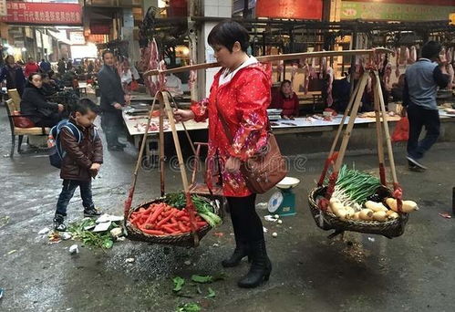 又来欺负老百姓老人摆摊要收4000摊位费,当地回应外包的