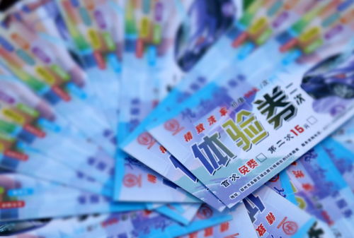 俩小伙开着劳斯莱斯摆地摊,每辆车价值千万,半小时吸引20人围观