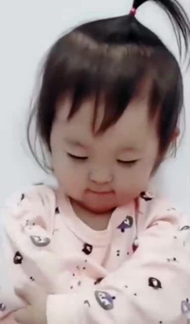 一觉醒来找不到哥哥,妹妹的这小表情,真是太可爱了