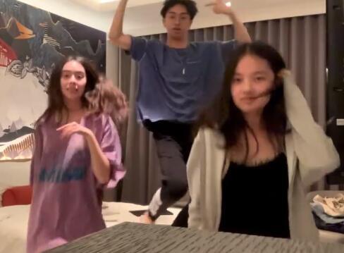 伊能静儿子深夜与俩美女房间喝酒热舞,哈利跑床上跳美女哈哈大笑