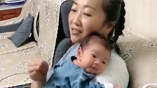 人类的幼崽有多可爱,趴在妈妈肩膀上不哭不闹,呆萌的表情萌化了
