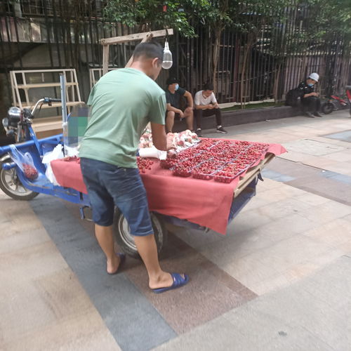 在深圳摆地摊上班两不误,生意好的时候一晚上纯利润收入500