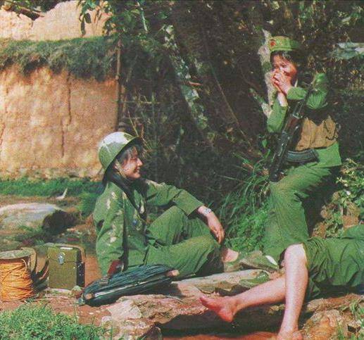 排长吃饭时悄悄抓住女兵小手,窥其表情变化白晳脸庞渐渐透红