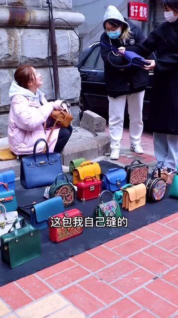 95后手艺人摆地摊创业,为什么我的包,不能和地摊货相提并论