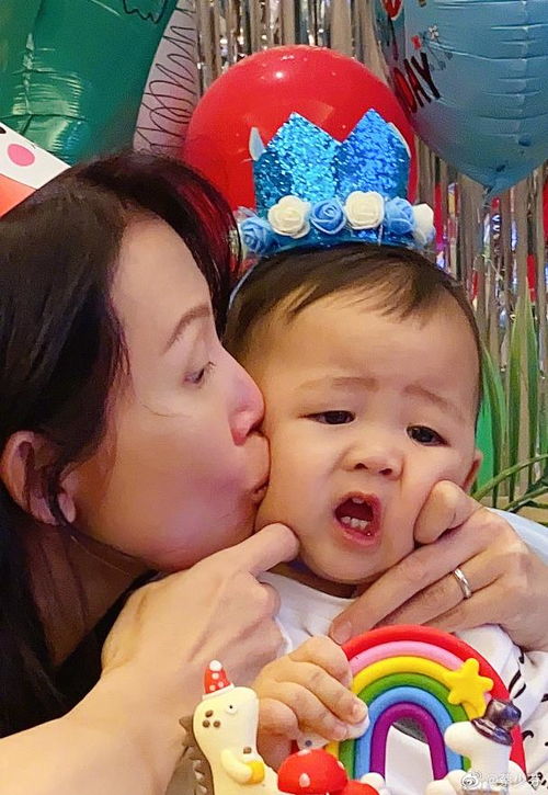 蔡少芬绿洲为儿子庆生透露其小名还把他亲成表情包