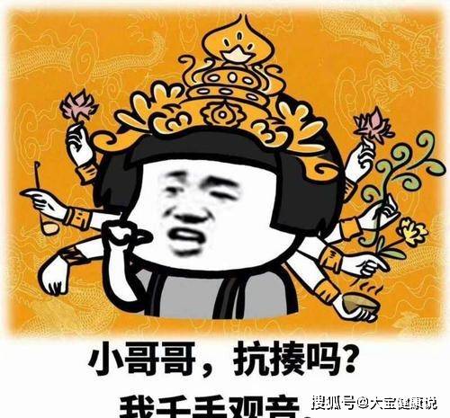 开心一笑在一摊位看见一小孩儿在趴着写作业,心里甚是感动