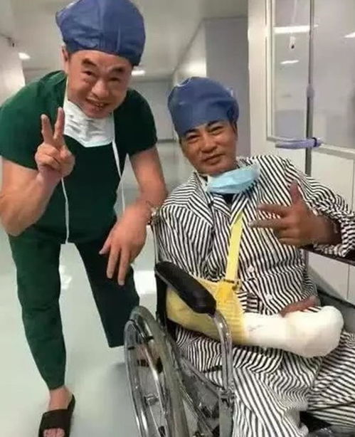 任达华手术后坐轮椅照片曝光右手包扎严实