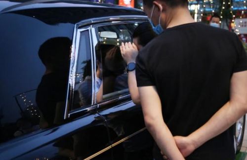 小伙开两台劳斯莱斯摆摊,半小时20多人围观打卡,网友活该有钱