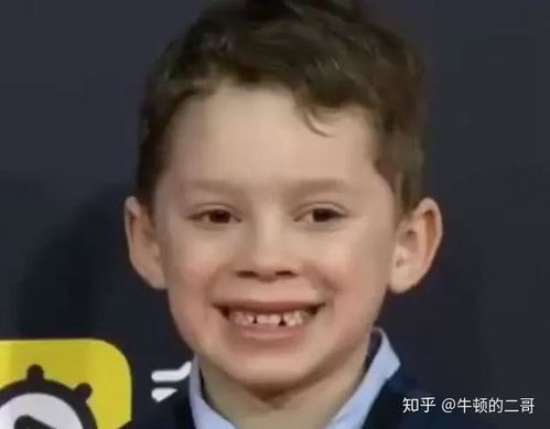 你怎么看待微博之夜上的假笑男孩