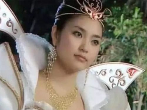 组图曾被嫌老的魔仙女王11年后大变样长发披肩气质出众