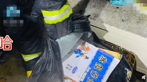 消防员不忘抢救孩子寒假作业,事后坏笑道孩子寒假不能没有作业
