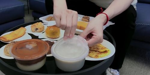 肖战尝试北京小吃,被豌豆黄惊出表情包,求生欲强都吃光