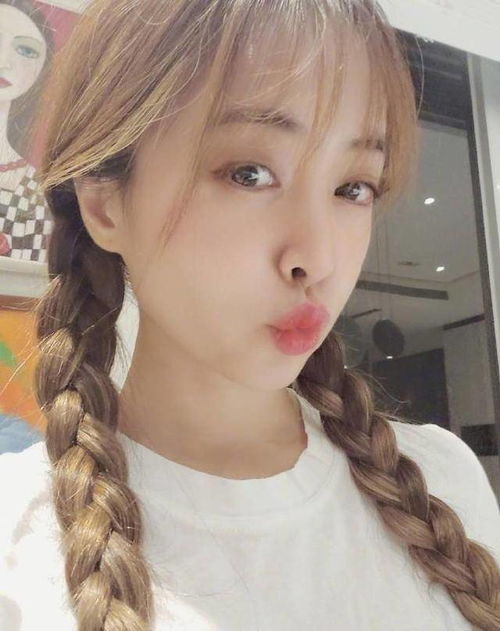 40岁的蔡依林梳两条大麻花辫嘟嘴卖萌越活越嫩犹如美少女