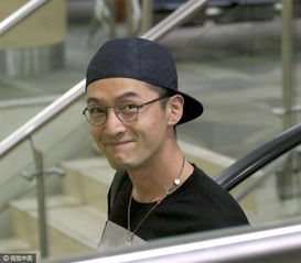 胡歌笑容有毒潮范儿十足上演迷失机场