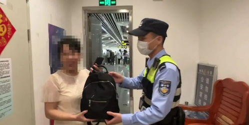 一乘客安检时拿错他人背包,打开一看竟有万余元现金