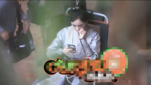 杨幂不顾形象当众挖鼻孔,疑似心情不好,瞪助理眼神凶狠气场强大