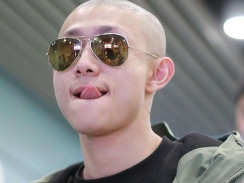 同样演韦小宝张一山靠光头,张卫健靠表情,黄晓明靠装傻,而他天生无赖