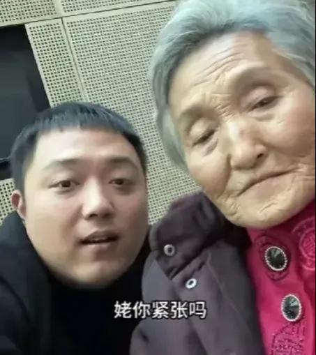 几个外孙围着拍,80岁徐姥姥成了赚钱工具,现在更累了,亲情何在