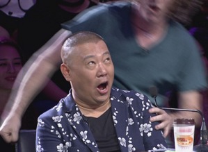 受到一万点惊吓郭德纲录节目被人强吻了