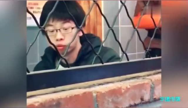 小哥哥吃东西的表情没谁了,看一次笑一次