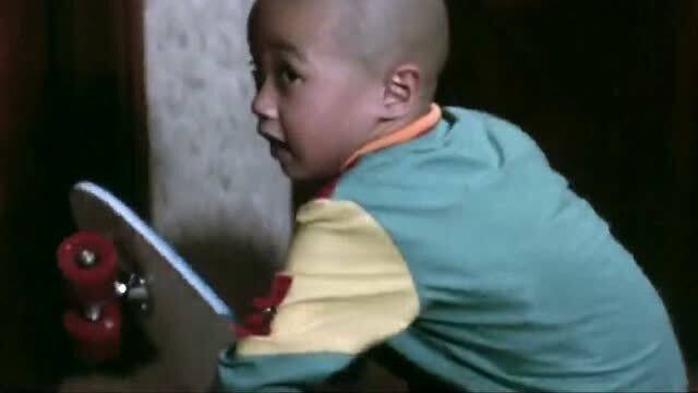 光头老外看到小光头,两人一起摸摸头,小光头表情真逗