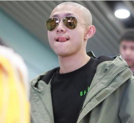 张一山光头造型现身机场网友犹如一颗行走的卤蛋