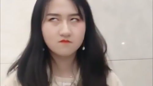碰到一对当众撒狗粮的情侣,小姐姐的表情简直了,白眼翻得绝了