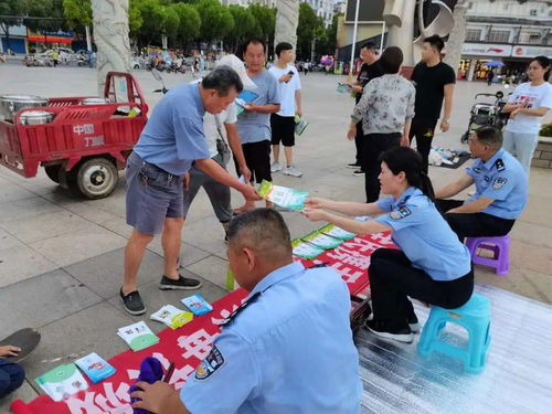 围观警察也来摆地摊啦