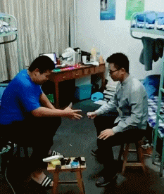 搞笑gif图孩子今天起来晚了没吃早餐吧