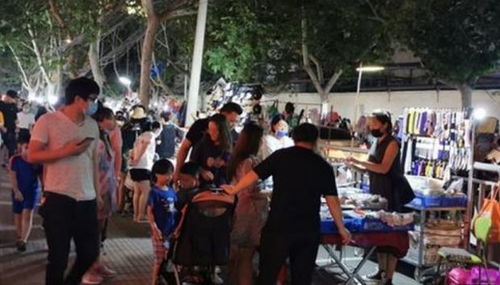 地摊经济火了,人们纷纷出来摆摊营业,充满人间烟火气
