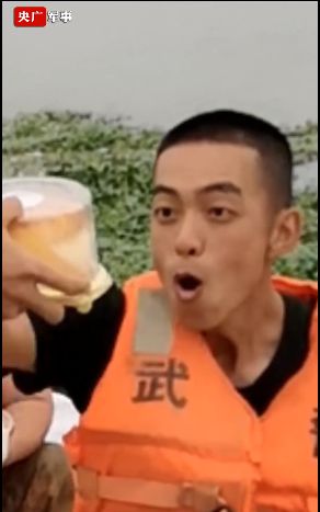 生日快乐22岁战士防洪大堤过生日吃到真蛋糕