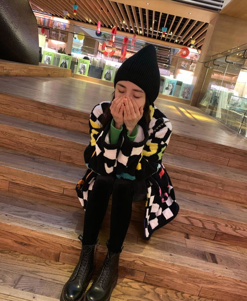 迪丽热巴凌晨给杨幂送生日祝福,没想到表情包看起来像蔡徐坤,两家粉丝互撕,