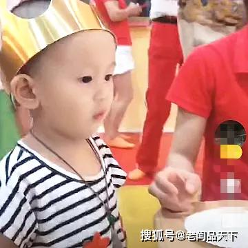 杨清柠工作忙不管儿子,小哪吒只能一个人过生日,表情充满了心酸