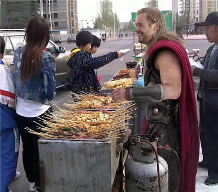 恶搞明星摆摊表情包图片漫威搞笑表情包之摆地摊