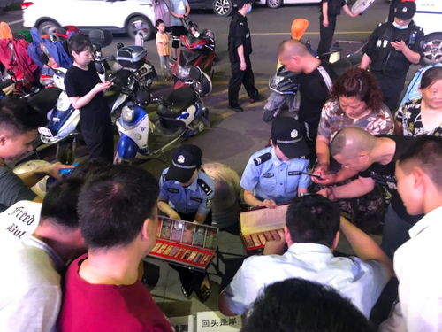 奇怪警花深夜摆地摊,贩卖的东西,令人意想不到