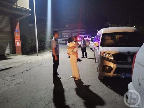 4岁小女孩凌晨在公路上哭妈妈趁娃儿睡着出去吃烧烤了