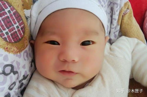小婴儿吃饱后,总打嗝怎么缓解