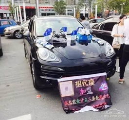 开百万豪车摆地摊,装神