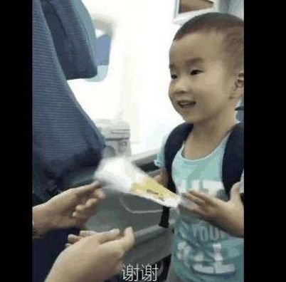 小男孩把作业丢飞机上,空姐好意提醒,小男孩却做了个这样的表情