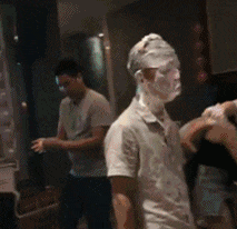搞笑gif段子你女朋友这样撒娇时,你能受得了吗
