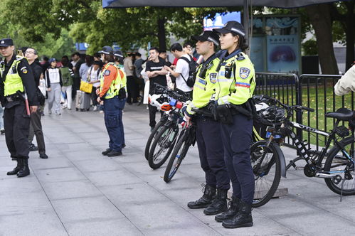 今年五一外滩迎客近200万人次,出圈民警包里为何多了棒棒糖