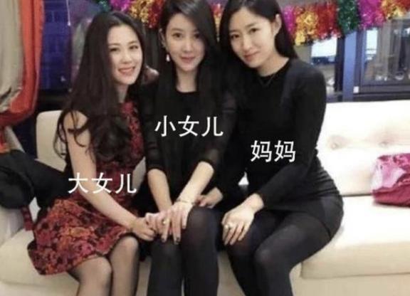 母女三人合照走红,看照片分不清谁是妈妈,网友全是少女