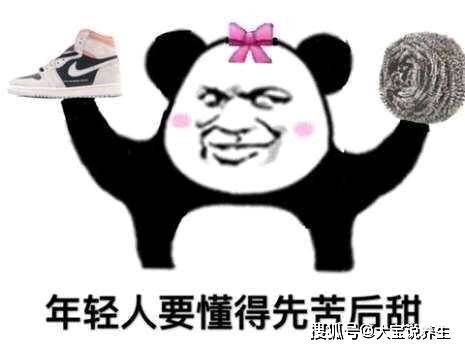 幽默段子给侄女买了个胖狗熊,于是抱着狗熊跟她视频