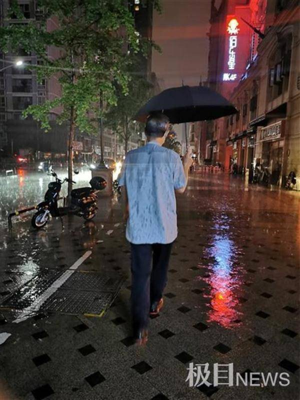 温暖七旬夫妻看电影后遇上瓢泼大雨,两名年轻女孩送伞后默默离开