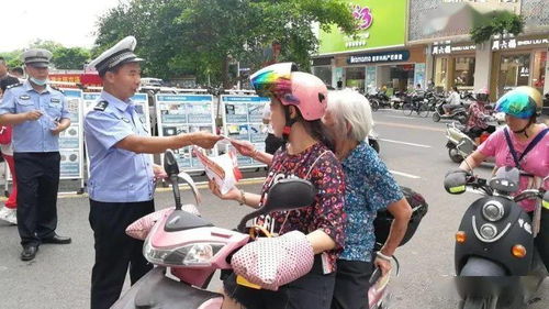 高州公安局出来摆地摊,吸引众多市民前来围观
