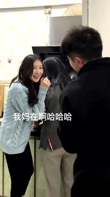 在丈母娘面前和老婆亲亲是什么感受作为过来人表现的相当淡定呀