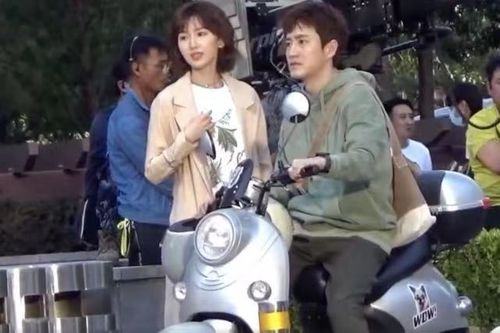杨玏和女生逛街后,毛晓彤被拍心情不好,表情不耐烦助理不敢讲话